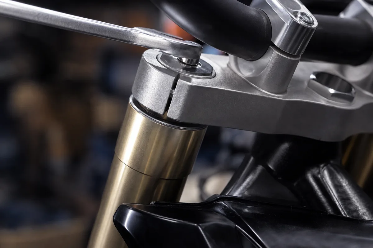 Réglage de la hauteur des tubes de fourche dans les tés d&rsquo;une moto tout-terrain